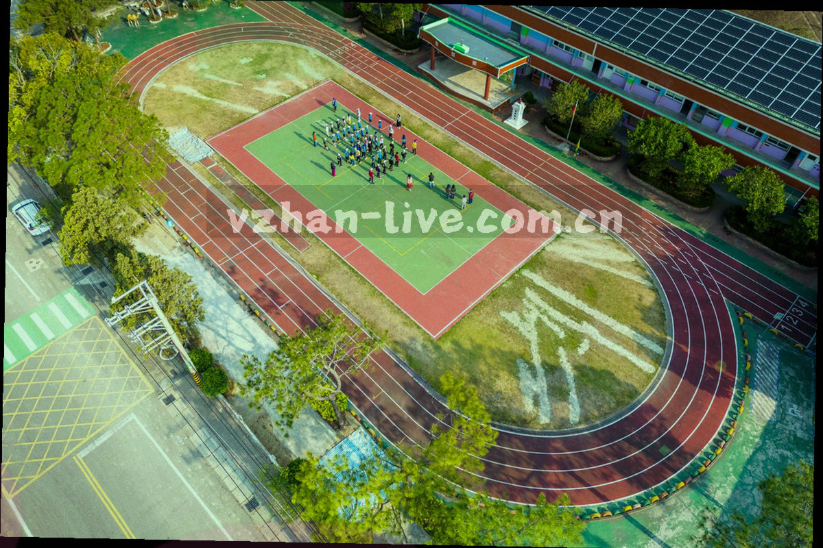 俯拍的工作桌面，多块屏幕同时显示赛程表格与积分走势图